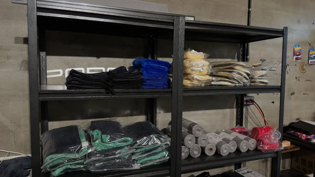鉝珅工作室陳列的清潔毛巾與養護用品