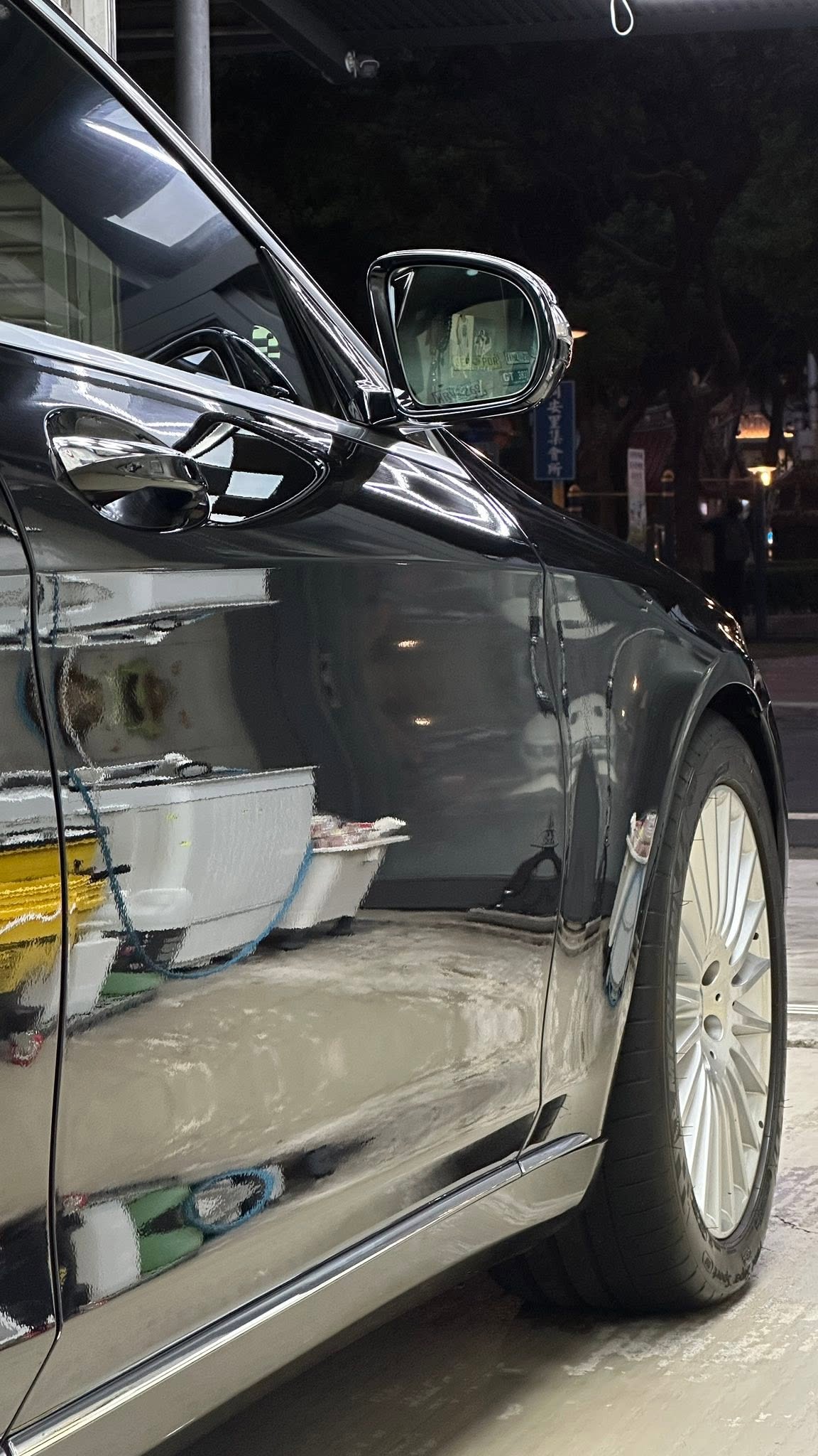 黑色房車側門與後視鏡漆面光澤